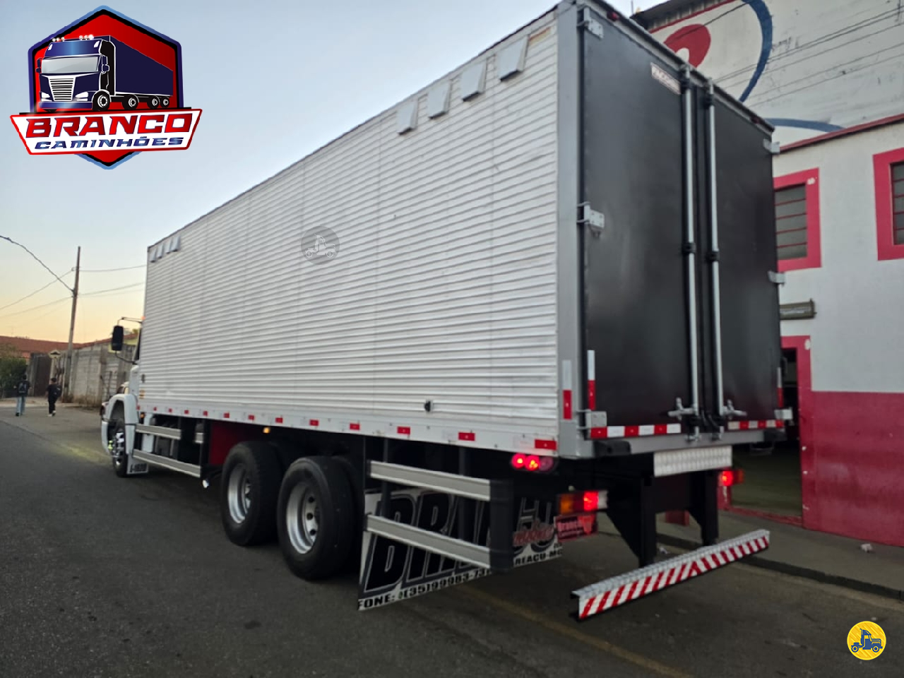 CARROCERIA SOBRE CHASSI  TRUCK BAU FURGAO Branco Caminhões CAREACU MINAS GERAIS MG